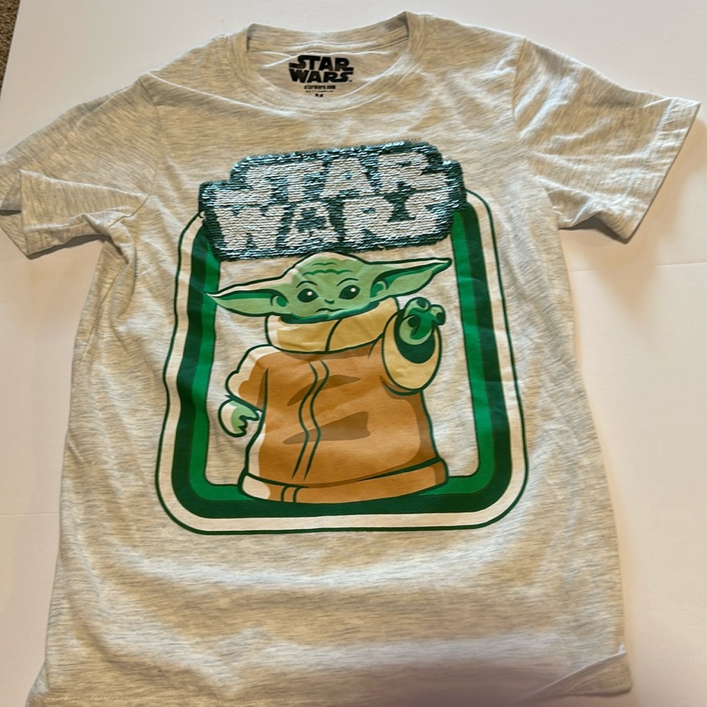Boys Star Wars baby yoda shirt size medium